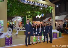 Team of Guangdong Holyfresh Fruits Co., Ltd. They are specialised in growing, packing and exporting fruits, with main focus on grapes, citrus, pears and hami melon. They export to South East Asia, Middle East and Russia. They sell under their own brand, HolyFresh and SpriFresh.广东省圣鲜果品有限公司团队，该公司专业从事水果的种植、加工和出口，主要经营葡萄、柑橘、梨和哈密瓜。它们被出口到东南亚、中东和俄罗斯。他们在自己的品牌下进行出售：HolyFresh和SpriFresh。