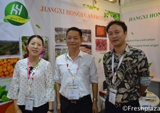 Jenny and David Wang and colleague from JiangXi Hongyuan Fruit Co., Ltd. They are one of leading and direct suppliers of various fresh fruits in China, especially the fresh citrus fruits - mandarins. They export to more than 60 different countries worldwide.来自江西省鸿远果业股份有限公司的业务员邱珍珍。该公司是中国各种新鲜水果，特别是新鲜柑橘类水果的主要直接供应商之一。他们出口到全球60多个国家。