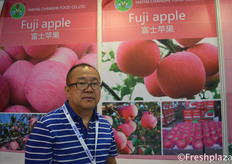 Mr. Liu Xueyue from Yantai Changhe Food Co., Ltd. They are specialised in growing and selling apples.来自烟台长和食品有限公司的经理刘学跃。他们专门种植和销售苹果。