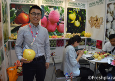 Ray Lewis from Jining Glory Foodstuff Co.,Ltd. They are a grower, packer and exporter of fresh and dehydrated vegetables and fruits from China.来自济宁汇昌农产品有限公司的销售经理Ray Lewis。他们是一家中国新鲜脱水蔬菜和水果的种植商、加工商和出口商。