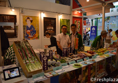 Akinari Iida from Kyoto Wholesale market. Selling different kind of products from Japan.京都批发市场的Akinari Iida。他销售来自日本的不同种类的产品。