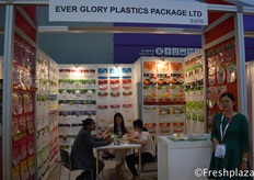 Team of Every Glory Plastics Package Ltd. in a meeting with a client. They are specialized in all kind of packaging, also fresh products.各荣耀塑料包装有限公司团队与客户见面。他们是专门经营各种包装，也包括新鲜农产品。