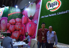 Richard and Steven Leung of Alfa Fruit Packers. Steven works together with his son Richard exporting apples worldwide.来自冠臣果蔬的梁尚伟和梁嘉深。梁嘉深和他的儿子梁尚伟一起向世界各地出口苹果。