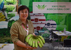 Mrs. Xinyu Fruits Agricultural Corporation. Specialised in importing bananas to the Chinese market.来自新余市水果农业公司的梁小姐。该公司专门向中国市场进口香蕉。
