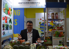 Bruce Huang from California Farm Cooperative Society. Taiwanese produced vegetables sold abroad.来自加州果菜连锁合作社的黄裕程。他们的台湾产的蔬菜被销往国外。