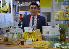 Mars Kuo from Gaoxiong Qi Shan Fruit and Vegetable Co-operative. Selling fresh and processed banana and pineapples from Taiwan.来自高雄市旗山果菜连锁合作社的经理郭泰呈。他们出售台湾产的新鲜及加工的香蕉及菠萝。