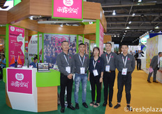 Cherry (middle) with her team from Zhejiang RainDew Fruit Co., Ltd.来自浙江雨露空间果品有限公司的Cherry（中）与她的团队。