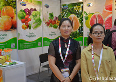Cai Youcai and Maggie Huang from Zhangpu Yicai Fruit&Vegetable Co.,Ltd. They are specialized in fresh fruit & vegetable of plantation, processing,harvest, storage and export. Main products are pomelo, mandarin, orange, carrots and cabbage.来自漳浦县益才果蔬有限公司的总经理蔡有财和业务经理黄艺英。该公司是一家集种植、加工、收获、贮藏、出口为一体的鲜果蔬菜企业。主要产品有柚子、柑橘、胡萝卜和卷心菜。