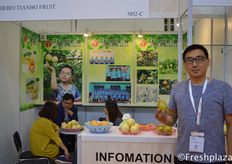 Small Lei from Hebei Tianbo Industry & Trade Co., Ltd. Sepcialised in growing, packing and exporting pears.来自河北天波工贸有限公司的副总经理赵小磊。该公司专门从事梨的种植、加工和出口。