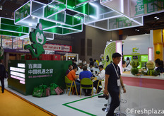 Busy times at Pagoda booth.百果园展位前的忙碌景象