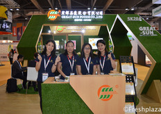 Galsang Xie, Amy Ji and colleagues of Great-Sun Foods Co., Ltd. Currently, their products are exported to the United States, Canada, Australia, Southeast Asia, Hong Kong, India, the Middle East and etc. With main products grapes and navel orange.来自宏辉果蔬股份有限公司的纪粉萍，谢佩清和同事们，目前，他们的产品被出口到美国，加拿大，澳大利亚，南洋，香港，印度，中东等，主要产品为葡萄和脐橙。