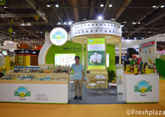 Lin Zheng Shun from Fujian Ningde Yongjia Trade Co.,Ltd. The company has the self-manage export authority and affiliated plants and farms are distributed over Fujian, Guangdong, Beijing and northeast areas. The vegetables not only sell well domestically, but are popular in Europe, Southeast Asia, Canada, America and Hong Kong.来自福建省宁德市永佳贸易有限公司的林郑顺。公司拥有自营出口权，所属工厂和农场分布在福建、广东、北京和东北地区。这些蔬菜不仅在国内畅销，而且在欧洲、南洋、加拿大、美国和中国香港很受欢迎。