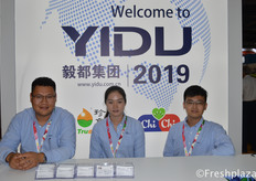 Julie Zhu (middle) from Dalian Yidu Group Co.,Ltd. Yidu is an important player in China in the fruit and vegetable export trade and has its own cold chain logistic companies and ecological agriculture projects to support its import and export activities来自毅都集团有限公司的朱露（中）。该公司是中国果蔬出口贸易的重要参与者，拥有自己的冷链物流公司和生态农业项目，支持其进出口业务。