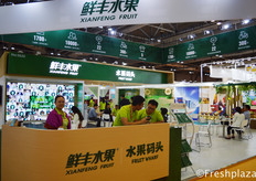 Sundy from Xianfeng Fruit Co.,Ltd. A importer of fresh fruits worldwide with their own fruits chain stores in China. Their main import products are: American cherry, Black grape, Mexican avocado, New Zealand kiwi fruit, Australian citrus, Taiwan honey pomelo, thai durian, Philippines pineapple.
来自鲜丰水果股份有限公司的张青。该公司是一家世界性的新鲜水果进口商，在中国有自己的水果连锁店。主要进口产品有：美国樱桃、黑葡萄、墨西哥鳄梨、新西兰猕猴桃、澳大利亚柑橘、台湾蜜柚、泰国榴莲、菲律宾菠萝。