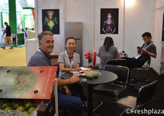 Sylvia from Shanghai Leopard Fruit Trading Co. Ltd. Leopard Fruit Trading (Shanghai) Company is the WOFE of Jaguar, the Fresh Company in China, focusing on importing and exporting fresh fruits. They mainly import citrus, pears, table grapes and stone fruits from worldwide to the Chinese market.来自豹果贸易(上海)有限公司的Sylvia。豹果贸易(上海)有限公司是豹果在中国的生鲜公司，主要从事生鲜水果的进出口业务。他们主要从世界各地向中国市场进口柑橘、梨、鲜食葡萄和核果。