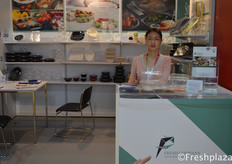 Holly Du from Fresh Company. Specialised in different packaging solutions.来自东入案莞零碳包装有限公司的杜红丽总经理。