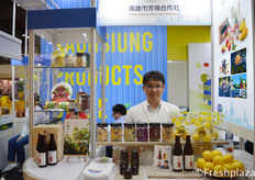 Danny from Gaoxiong City Fang Jing Cooperative. Selling proccessed as fresh fruits from Taiwanese production base. // 来自高雄市芳境果蔬远销合作社的经理萧旦伦。他们出售在台湾生产基地加工的新鲜水果。