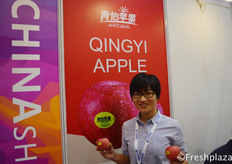 Deng Yumeng from Guangzhou Qingyi Agricultural Technology Co., Ltd. Specialised in growing, packing and exporting Chinese apples. // 来自广州青怡农业科技有限公司的进出口专员邓雨萌，该公司专业种植、包装和出口中国苹果。