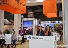 Viola Lam and her colleague from Hapag-Lloyd (China) Ltd. // 来自赫伯罗特（中国）有限公司的香港业务总监林雅。赫伯罗特（中国）有限公司是一家领先的全球班轮运输公司。