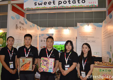 Team of Shenyang Renhe and Datong Trading Group Co., Ltd.. Specialised in sweet potato planting and trading. At the fair presented their new variety, Elizabeth. // 沈阳仁和大同贸易集团有限公司团队。该公司专门种植和交易红薯。在展会上，他们展示了他们的新品种伊丽莎白。