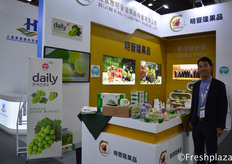 Han Zhen from Beijing Mingjinlong Fruit Trading Co., Ltd. // 来自北京明晋隆水果贸易有限公司的销售总经理韩震，他们进口各种水果，如葡萄、桔子、樱桃、芒果、榴莲等。