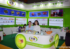 Li Dan from Lvyuan Packaging. They are a professional packaging manufacturer, with their own factory located in Shenzhen. The main production is a variety of packing boxes for seasonal fruits, vegetables, seafood, and snack foods and so on. According to the specific requirements and suggestions of each client they can manufacture different boxes.
来自绿源包装的李丹。他们是一家专业的包装制造商，在深圳有自己的工厂。主要生产各种时令水果、蔬菜、海鲜、休闲食品等包装盒。根据每个客户的具体要求和建议，他们可以制造不同的盒子。
