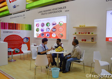 Maria from Laiwu Manhing Vegetables Fruits Corporation. They mainly export ginger and garlic, and also can supply potato, onion, taro and apple.来自山东省万兴食品有限公司的销售代表毕晓凤。他们主要出口生姜和大蒜，也供应土豆、洋葱、芋头和苹果。