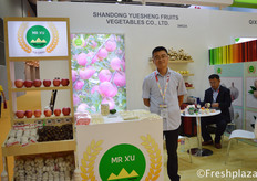 Windy Gu from Shandong Yuesheng Fruits Vegetables Co., Ltd. Producer and exporter of apples, chestnut, garlic, ginger and pears. // 来自山东月笙果蔬有限公司的Windy Gu，该公司是苹果、板栗、大蒜、生姜、梨的生产和出口企业。