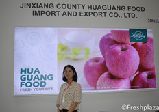 Alice Dai from JinXiang Hopelong Food Co.,Ltd. They are a leading export company of fresh products, deep-processed products and quick-frozen products. The export market covers Europe, America, Southeast Asia, Africa, Middle East and so on, in total more than 70 it consist of countries and regions. // 来自金乡市和福隆食品有限公司的销售经理代云，该公司是一家以新鲜产品、深加工产品和速冻产品为主的出口公司。出口市场覆盖欧洲、美洲、东南亚、非洲、中东等国家和地区70多个。
