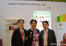 Alice Su from Xiamen Rainbow Fruits Co.,Ltd. Trades fresh grapes, mandarins, oranges, lemons, pomelos, melons, pears, apples & carrots mainly. Its current markets include Southeast Asia, South Asia, Middle East, North America, Europe & Russia. // 来自厦门润博果业有限公司市场部的苏伟苗，该公司主要经营鲜葡萄、柑桔、柠檬、柚子、西瓜、梨、苹果和胡萝卜。目前的市场包括东南亚、南亚、中东、北美、欧洲和俄罗斯。