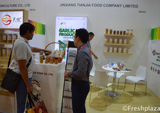 Jinxiang Tianjia Food Company Limited. Providing fresh garlic products. // 金乡天佳食品有限公司。该公司新鲜大蒜产品。