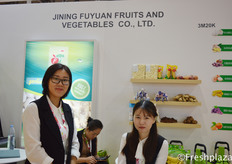 Amy Zhang and her colleague from Jining Fuyuan Fruits & Vegetables Co., Ltd. Professional export company of Chinese fruits and vegetables. Their main products consist of: garlic, ginger, chestnut, onion, sweet corn, red grape and baby mandarin. // 来自济宁富源果菜有限公司的张静和她的同事，该公司专业出口果蔬。主要产品有：大蒜、生姜、板栗、洋葱、甜玉米、红葡萄、蜜柑等。