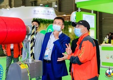 观众在展会上参观。