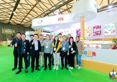 谷果集的参赛代表在展台前合影留念。