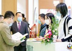 参展观众正在阅读展商宣传资料。