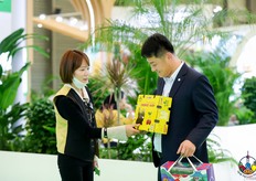 智利展团展台前。