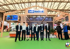 浙江群鹿新材料股份有限公司的代表在展位前合影留念。公司带来了特色手提水果盒参展。