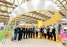 都乐展台前，参加展会的工作人员合影留念。