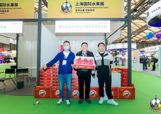 静宁县龙远红果品经销有限责任公司的工作人员正在推介公司产品。