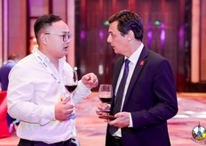 展会组织方负责人kurt Huang 正在与宾客进行会谈。