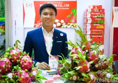 Mai Xuan Thin, Export Director at Red Dragon Co. Ltd. The company exports Vietnamese exotics.Red Dragon Co. Ltd. 出口总监 Mai Xuan Thin。该公司出口越南异域产品。