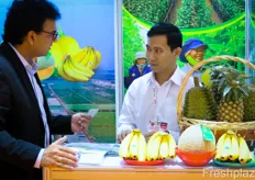 Business conversations at the stand of U&I Agriculture Cooperation from Vietnam.越南 U&I 农业合作社展位上进行的商务对话。