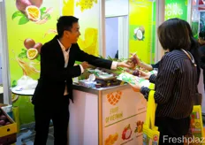 Sang Nguyen is Sales Manager at Viet Tropical Fruits Co., Ltd. The company exports rambutan, longang, white and red dragon fruit, passion fruit.Sang Nguyen 是 Viet Tropical Fruits Co., Ltd. 的销售经理。该公司出口红毛丹、龙眼、白色和红色火龙果、百香果。