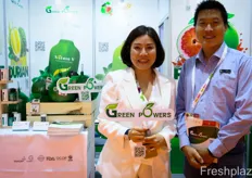 Green Powers sells a variety of fresh and processed products with pomelo ingredients.In their product range are shampoo and essistential oils. Left is Ly Thi Ngoc Minh, President and CEO, and to the right Le Quang Nguon.Green Powers 销售各种含有柚子成分的新鲜和加工产品。他们的产品范围包括洗发水和精油。左边是总裁兼首席执行官 Ly Thi Ngoc Minh，右边是 Le Quang Nguon。