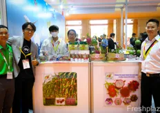 The Hao Le Dragon Fruit Cooperative with products made from dragon fruit from the province of Binh Thuan in Vietnam. On the photo are Nguyen Quoz Vinh, Nguyen Tan Truong, Hoang Nam, Nguyen Hoang Thu Huong and Nguyen Le Son.Hao Le Dragon Fruit Cooperative 使用越南平顺省的火龙果制成的产品。照片上有 Nguyen Quoz Vinh、Nguyen Tan Truong、Hoang Nam、Nguyen Hoang Thu Huong 和 Nguyen Le Son。