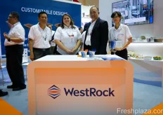The team from WestRock with from left to right Jteven lew, Kim Wetters Senior Innovation and Automation Manager (USA), Sakporn Mathajomchan (Thailand) and Punchaya Tungwongputhi.WestRock 团队从左到右依次是 Jteven lew、高级创新和自动化经理（美国）Kim Wetters、Sakporn Mathajomchan（泰国）和 Punchaya Tungwongputhi。
