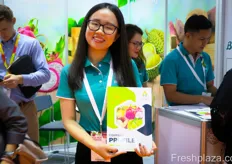 Ant Farm specialises in the export of Vietnamese fruits. Jenny is representing the company.Ant Farm 专门出口越南水果。 Jenny 代表该公司出席了此次展会。