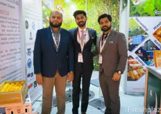 Pakistan is looking for new markets in the Far East now exports to Russia have collapsed. The company specialises in citrus and tangerines. From left to right are: Jameel Paracha, Director Marketing, Muhammad Tauha, Operations Excecutive, and Imran Tariq, Director, from Chase International.巴基斯坦正在寻找远东的新市场，现在对俄罗斯的出口已经崩溃。该公司专门生产柑橘和橘子。从左到右分别是：来自 Chase International 的市场总监 Jameel Paracha、运营主管 Muhammad Tauha 和总监 Imran Tariq。