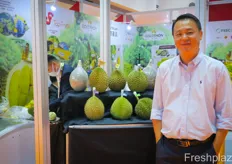 Tan Sue Sian is Director at TopFruits from Malaysia. The company specialises in the export of fresh and frozen durian, processed durian, fresh pineapple, frozen jackfruit and fresh mangosteen. China is an important market.Tan Sue Sian 是马来西亚 TopFruits 的董事。该公司专业出口新鲜和冷冻榴莲、加工榴莲、新鲜菠萝、冷冻菠萝蜜和新鲜山竹。中国是一个重要的市场。