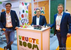 Vrugteboom is a recently established South African export company. The name translates as Fruit Tree. The company has operations in South Africa, Egypt and The Netherlands, and sees export potential in Asia and China. From left to right are: Styn Koesen, Managing Director South Africa, Ibrahim Helal, General Manager and Tinus Scott, Procurement and Sales in South Africa.Vrugteboom 是一家最近成立的南非出口公司。这个名字翻译为 Fruit Tree。该公司在南非、埃及和荷兰开展业务，并在亚洲和中国看到了出口潜力。从左到右分别是：南非董事总经理 Styn Koesen、总经理 Ibrahim Helal 和南非采购和销售部 Tinus Scott。